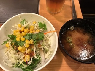 サラダと味噌汁